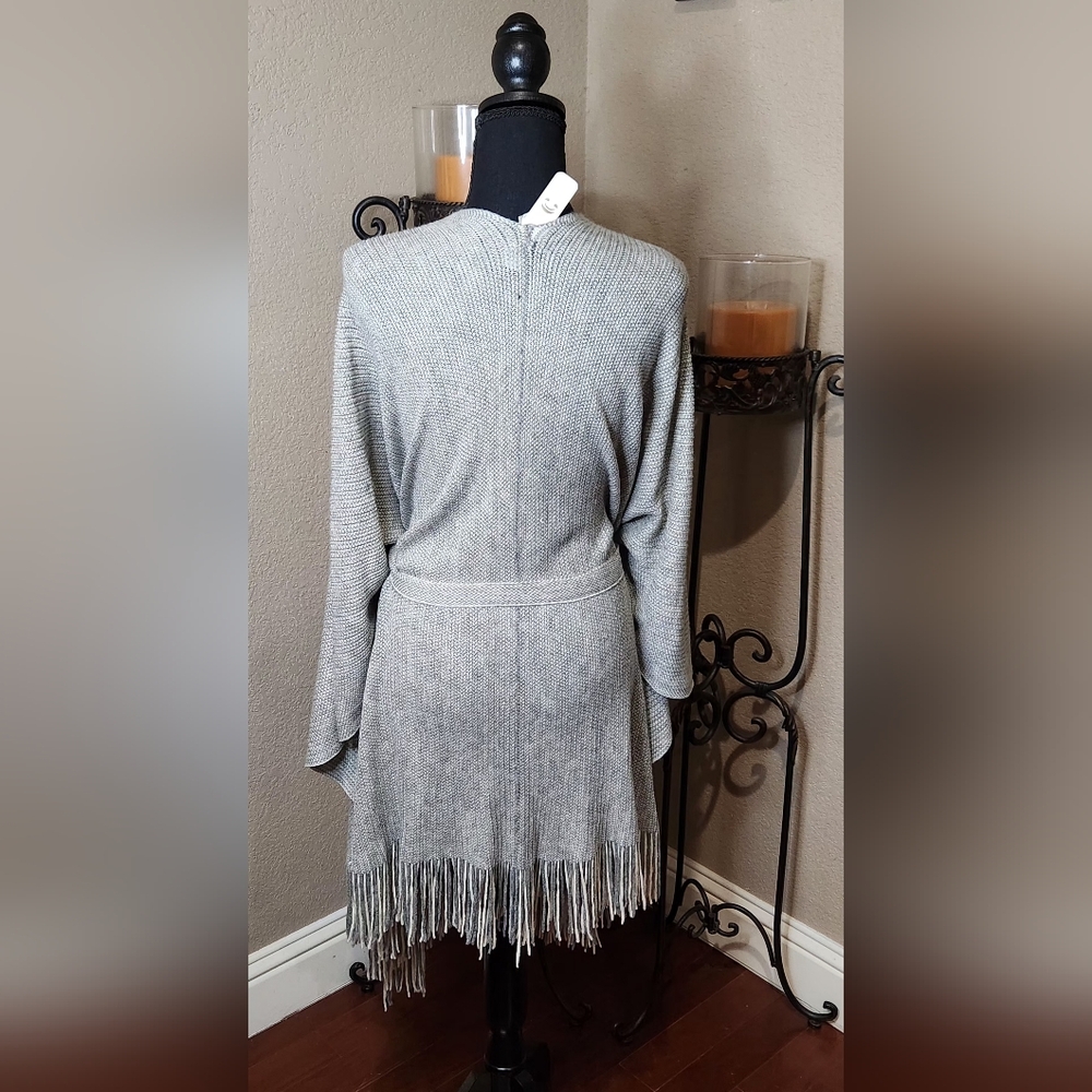 Chic Gray Women's Poncho with Fringe - Picture 2 of 6